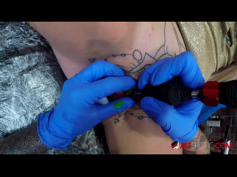 ❤️ Extremt tatuerade snyggingen Sully Savage fick en tatuering på sin klitoris ❤️ Pornvideo at sv.porn-mz-com.ru